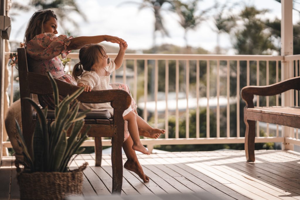 Steigerhouten tuinmeubels in een groene tuin met zomerse sfeer, klaar om van het mooie weer te genieten