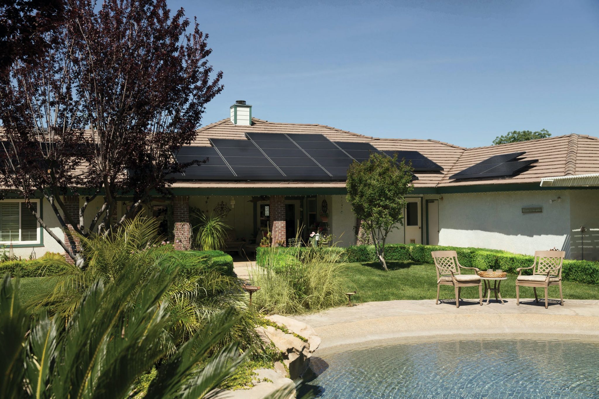 Zonnepanelen op dakinstallatie met monokristallijne panelen die zonne-energie opwekken