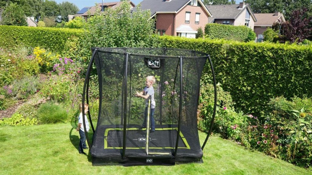 Rechthoekige trampoline in tuin - efficiënt ruimtegebruik en strakker design voor optimale springervaring