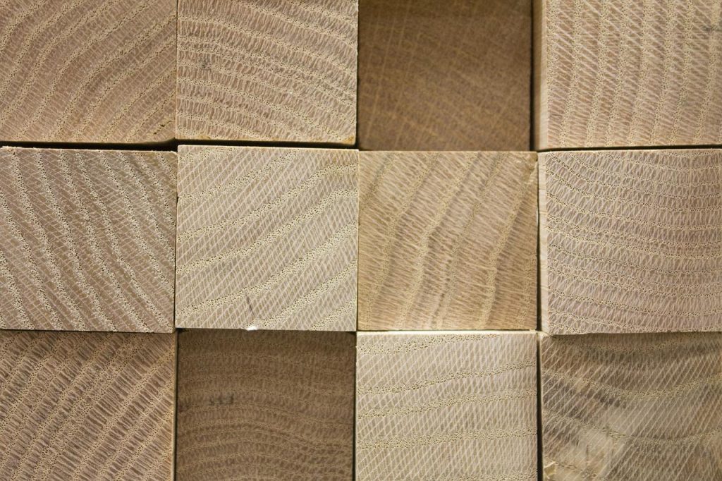 Selectie van verschillende houtsoorten bij een professionele houthandel in Breda met diverse kleuren en texturen