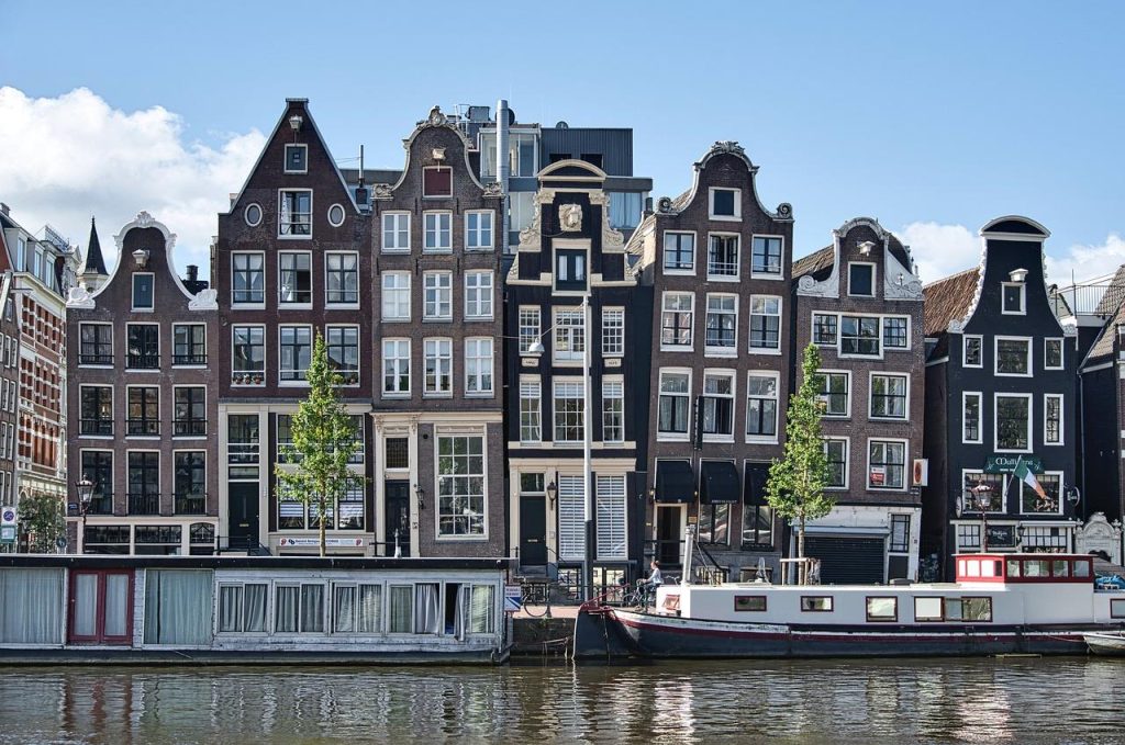 Kleurrijke bloemenmarkt in Amsterdam met tulpen en seizoensbloemen bij het Singel