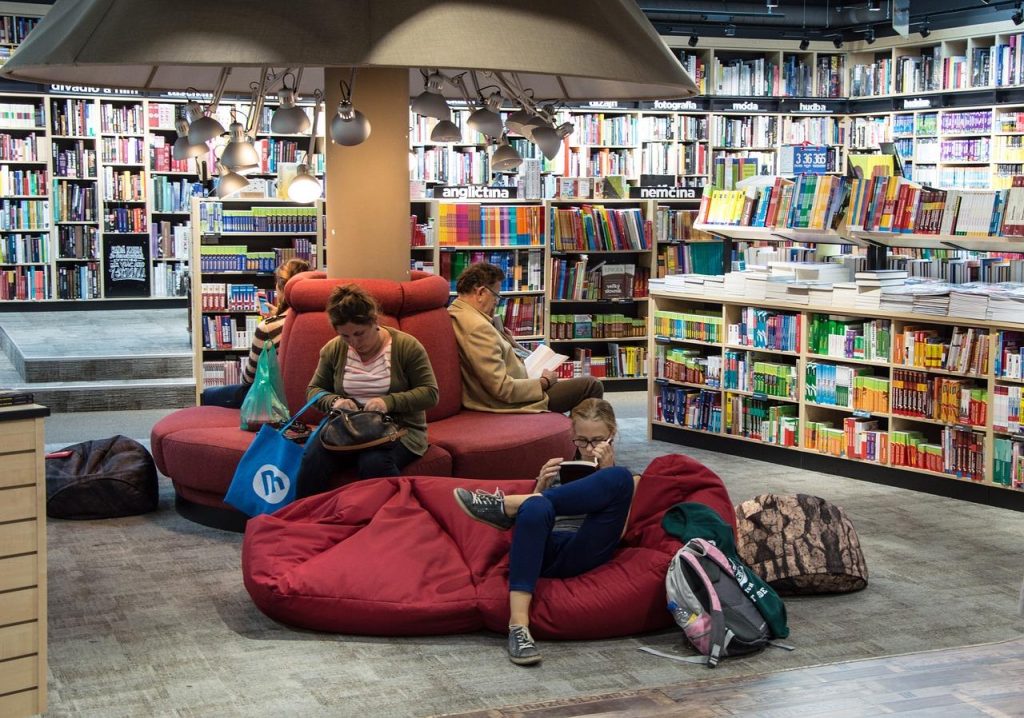 Interieur van een gezellige boekhandel in Tilburg met boekenkasten en lezers die door het assortiment bladeren