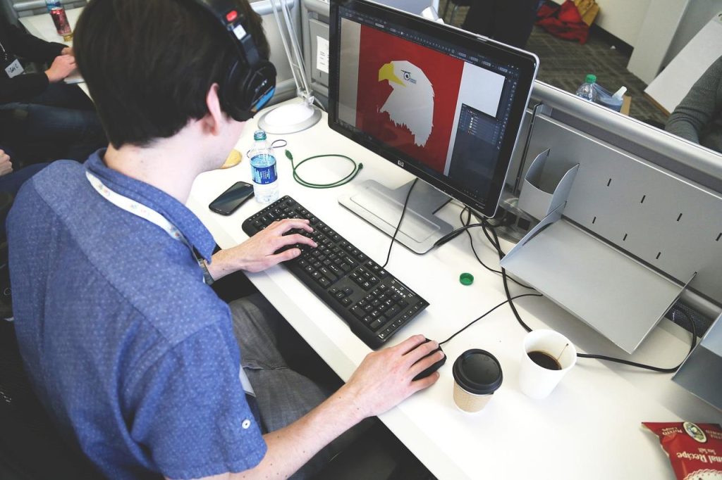Grafisch ontwerper in Huizen werkt aan visuele merkidentiteit voor ondernemers en bedrijven
