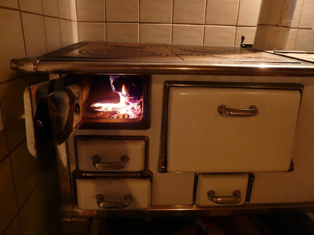 Moderne houtkachel in Doetinchem met knappend haardvuur, warmte en gezellige ambiance voor wintermaanden
