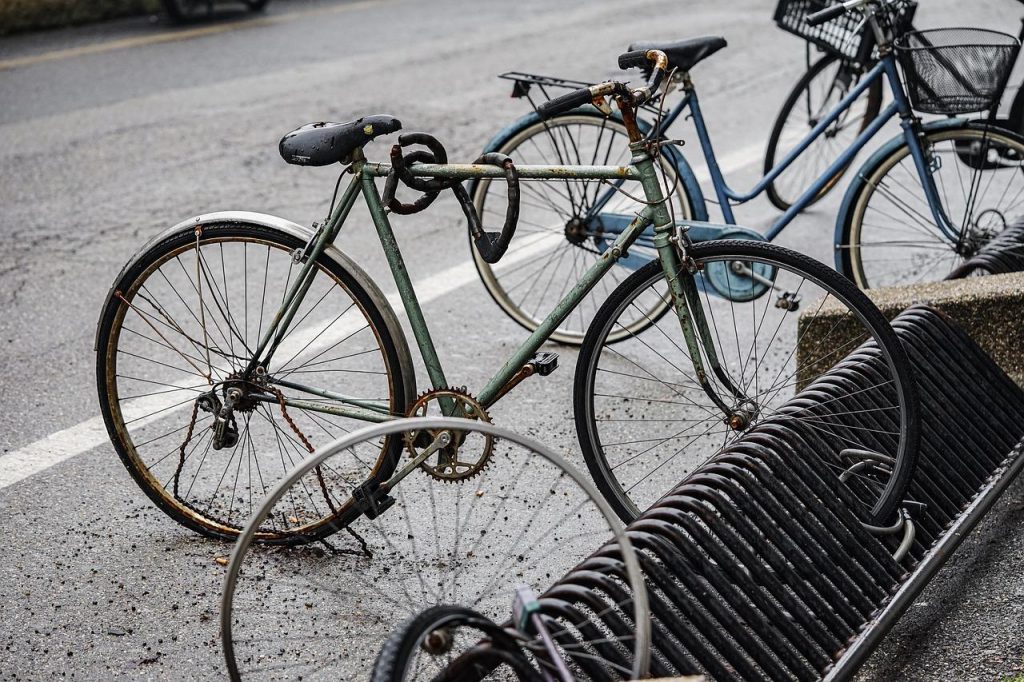 Moderne fietsenstalling in Barendrecht met beveiligde parkeerplaatsen voor fietsen en e-bikes