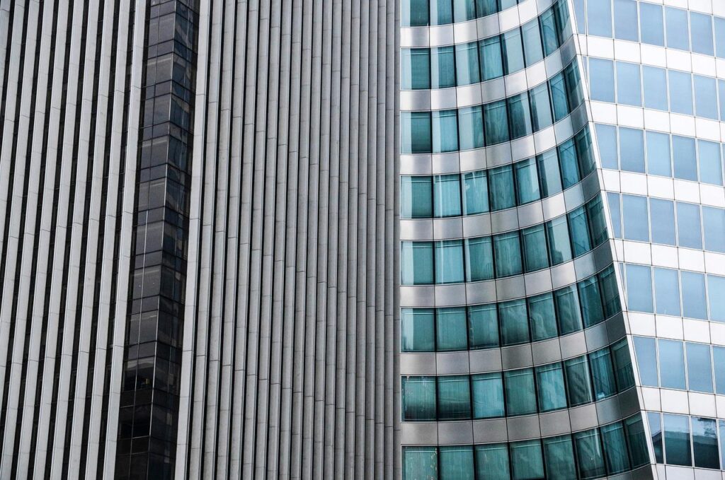 Moderne ingang met automatische deuren in een professioneel bedrijfspand, passanten lopen door de brede schuifdeur